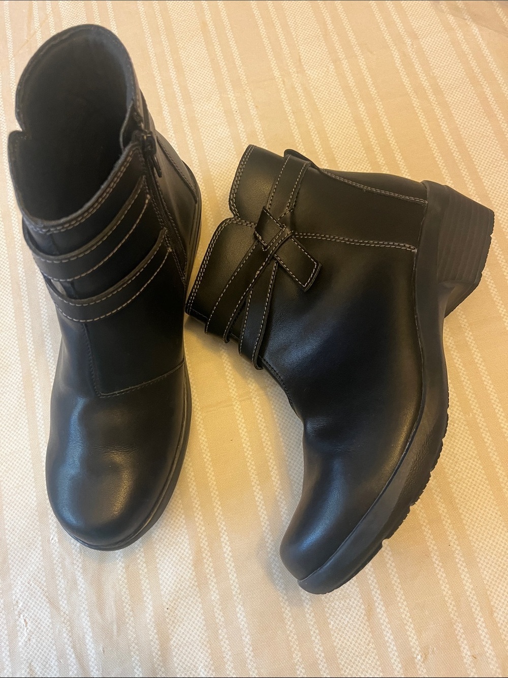Clarks Women’s Black Leather Ankle Booties size 9